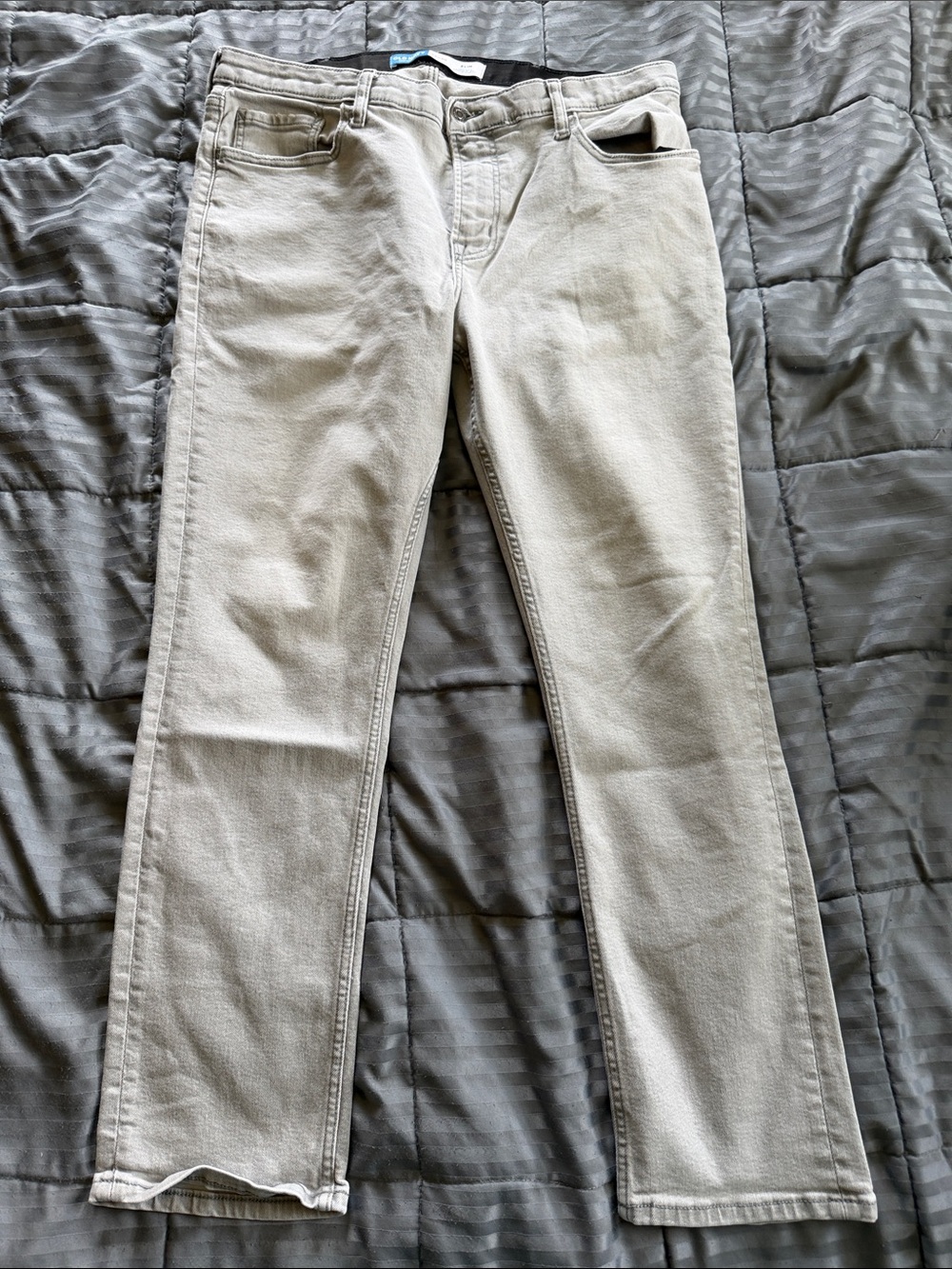 Old Navy Slim Straight Jeans in Light Gray-Beige